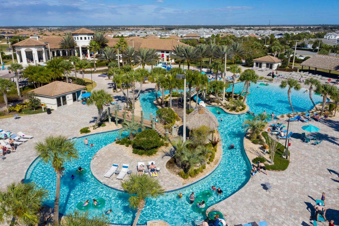 Piscina estilo rio calmo do resort em Orlando, vista de cima